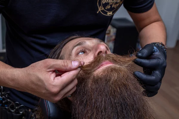 男の口ひげを切る理髪師 — ストック写真