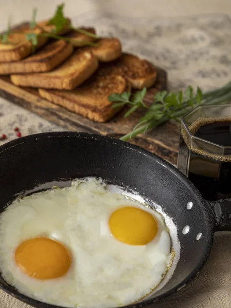 在乡村铁锅里煎鸡蛋 在木板上烤吐司 早餐喝一杯咖啡 — 图库照片