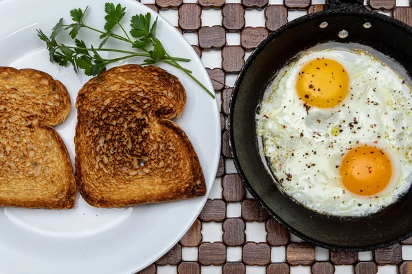 Huevos Fritos Una Sartén Hierro Rústico Tostadas Plato Para Desayuno —  Fotos de Stock