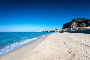 Cefalu, Sicilya. Ligurya Denizi ve güneşli eski şehir ortaçağ Sicilya şehir. Palermo eyaletinde, İtalya. Yaz aylarında açık havada yatay imge. Bulutlu gökyüzü manzaralı geniş açı.