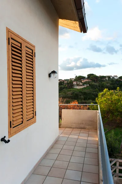 Klasyczny Włoski Dom Drewnianymi Okiennicami Balkon Okna Spektakularny Widok Góry — Zdjęcie stockowe