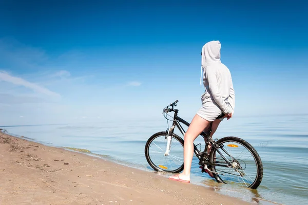 Sportieve Meisje Rusten Van Fiets Aan Zeekust Zomer Veelkleurige Buitenshuis — Stockfoto