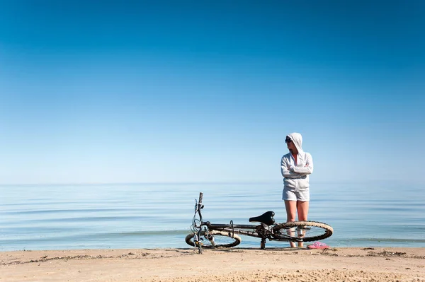 Turkuaz Deniz Kıyısında Bisiklet Sürme Dinlenme Sportif Kız Açık Mavi — Stok fotoğraf