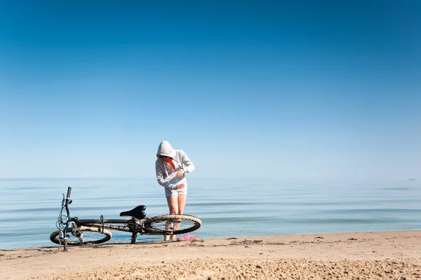 Młoda Dziewczyna Sportowy Odpoczynku Jazdą Rowerze Wybrzeżu Turkusowe Morze Summertime — Zdjęcie stockowe