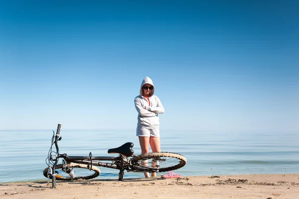 Turkuaz Deniz Kıyısında Bisiklet Sürme Dinlenme Sportif Kız Açık Mavi — Stok fotoğraf