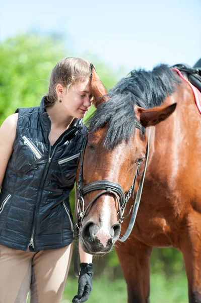 Jovem Senhora Equestre Perto Seu Cavalo Castanho Favorito Imagem Verão — Fotografia de Stock