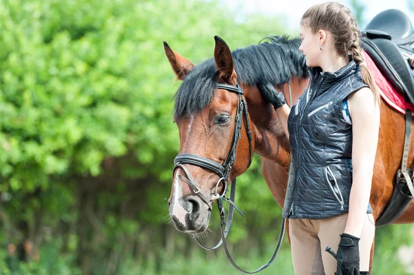 Jovem Adolescente Leva Ternamente Olhando Para Seu Cavalo Vermelho Favorito — Fotografia de Stock