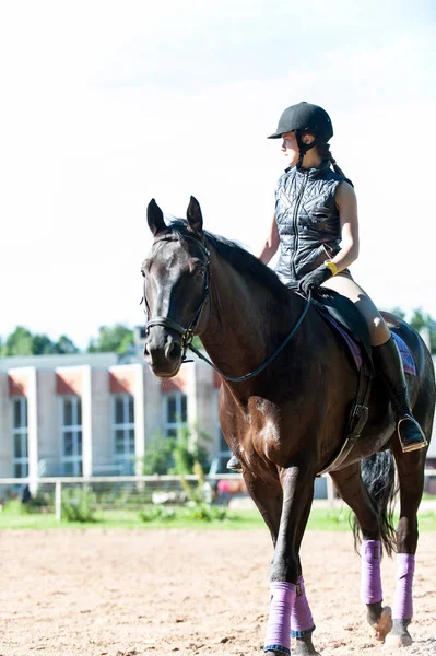 Chica Adolescente Equitación Caballo Lugar Escuela Equitación Kleisti Latvia Riga — Foto de Stock