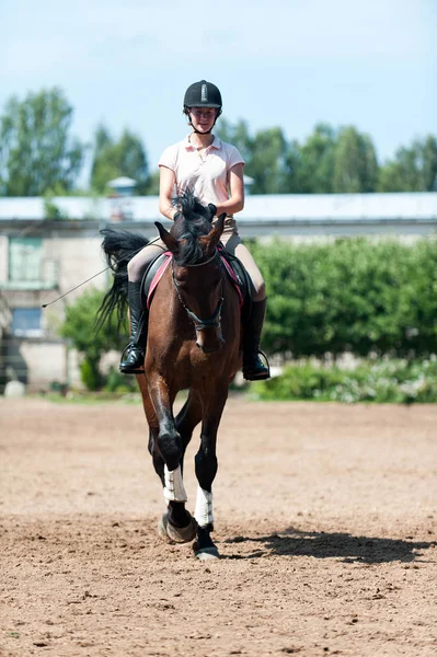 Teenage Girl Equestrian Riding Horseback Arena Sport Training Vibrant Multicolored — Stock Photo, Image