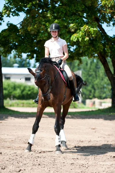 少年女孩骑马骑马在竞技场上运动训练课 动感多彩的户外垂直图像 — 图库照片