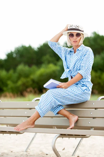 Mulher Bonita Chapéu Verão Óculos Sol Sentado Livro Leitura Banco — Fotografia de Stock