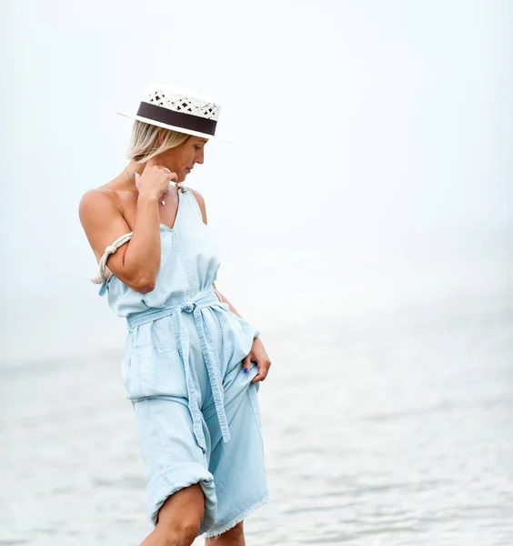 海岸で甘い夏の日を楽しんで夏帽子のきれいな女性 アウトドア夏色の正方形の画像 — ストック写真