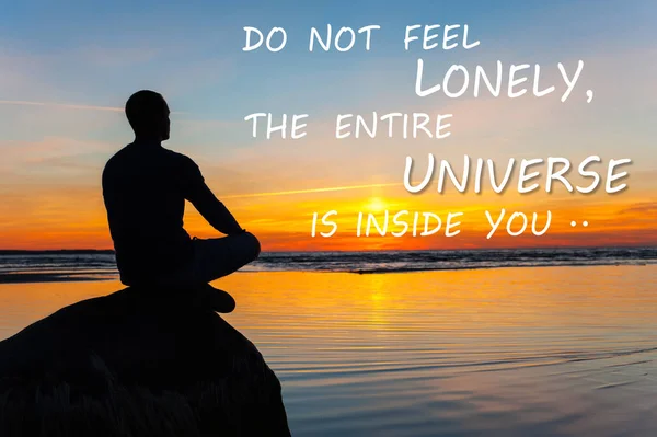 不要在你的内心感受孤独的宇宙 人的剪影坐在石头上 在海边沉思日落 励志励志报价 — 图库照片