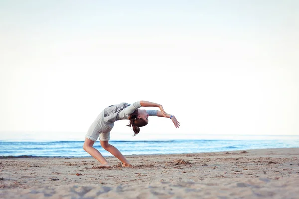 Silhouette Girl Trying Stand Crab Position Coast Blue Wavy Sea — Stock Photo, Image