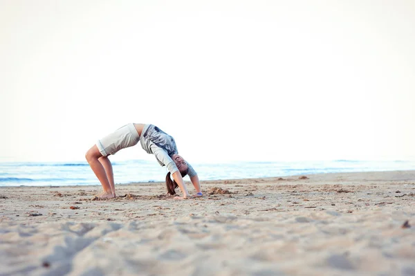 Funny Cheerful Teenage Girl Stand Crab Position Coast Blue Wavy — Stock Photo, Image