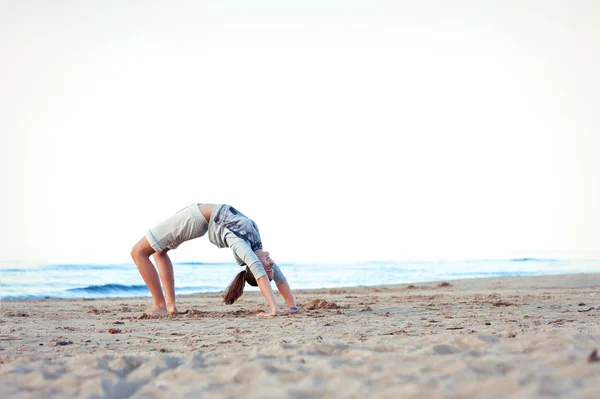 Funny Cheerful Teenage Girl Stand Crab Position Coast Blue Wavy — Stock Photo, Image