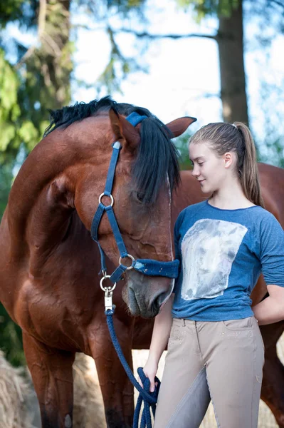 Kaštanový kůň spolu s její oblíbenou majitel mladé dospívající gi — Stock fotografie