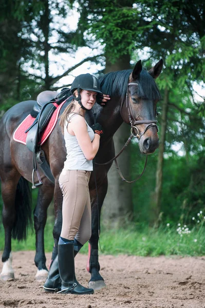 Chestnut horse together with her favorite owner young teenage gi — Stock Photo, Image