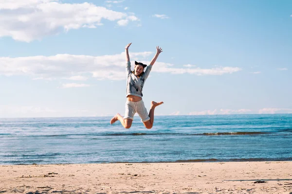 Jeune fille sautant gaie excitation adolescente au bord de la mer — Photo