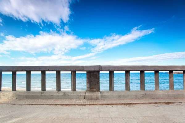 Quai en pierre au bord de la mer Méditerranée. Sicile, Italie . — Photo