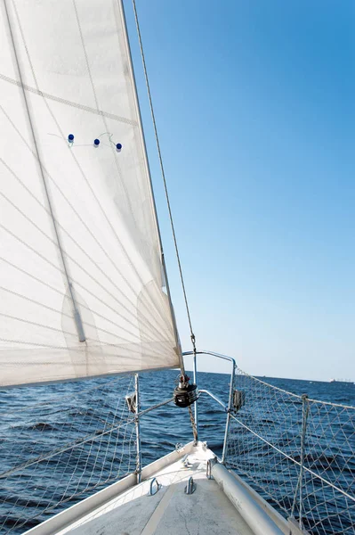 Yacht a vela bianco a una velocità nuota a riva — Foto Stock