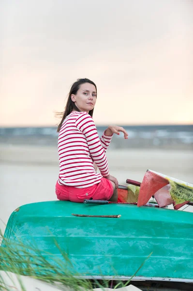 Çekici genç kadın sahilde fırtına dalgalar oturan — Stok fotoğraf