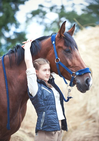 Můj nejlepší přítel. Mladá dospívající dívka objímá svého oblíbeného koně — Stock fotografie