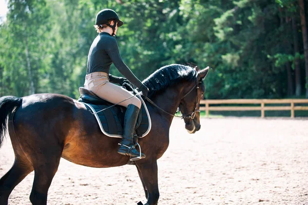 Junge Reiterin auf einem Pferd in der Reitschule. Trainingsprozess — Stockfoto