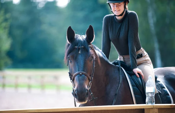 Fiatal csinos lány pihenő után lovas képzés aréna — Stock Fotó