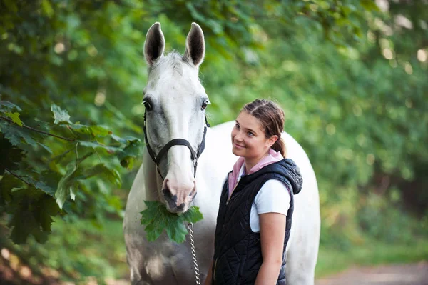 Hezký mladý dospívající dívka s ji oblíbený šedý kůň — Stock fotografie