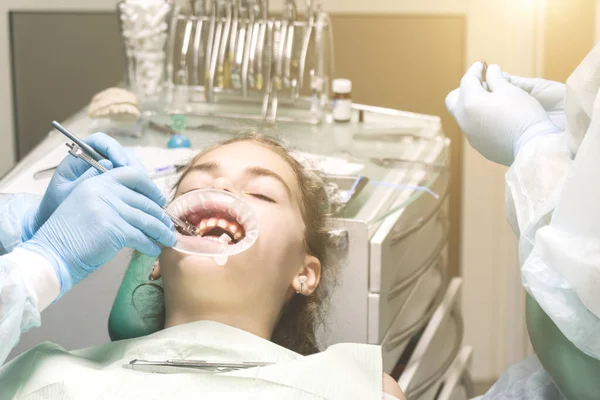 Menina Com Boca Aberta Recebendo Tratamento Odontológico Close Tratamento Dentário — Fotografia de Stock