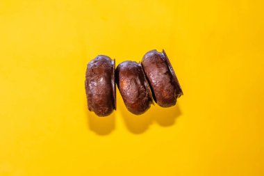 Sarı arka planda konsepti olan çörek..