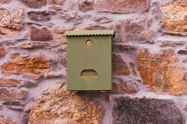 Ein Retro Anmutender Grüner Briefkasten Oder Briefkasten Die Steinerne Außenwand — Stockfoto