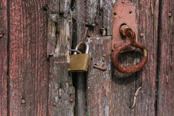 Alte Holztür Mit Rostigem Metallgriff Die Oberfläche Der Tür Ist — Stockfoto