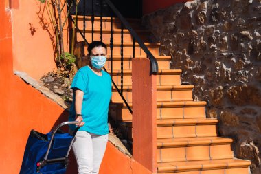 Coronavirus Covid-19 'un yeni normalinde cerrahi koruyucu maskeli bir pazarlamacı. sosyal uzaklık