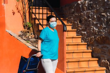 Coronavirus Covid-19 'un yeni normalinde cerrahi koruyucu maskeli bir pazarlamacı. sosyal uzaklık