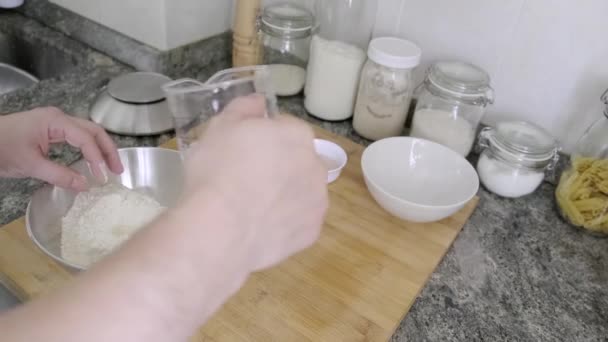 パン生地を作るために材料を準備する認識できない男 小麦粉 ソース生地 母生地 バター 自家製パンのコンセプト — ストック動画