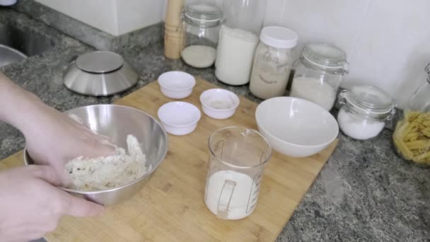 Неузнаваемый Человек Смешивает Хлебное Тесто Добавляет Молоко Концепция Домашнего Хлеба — стоковое видео