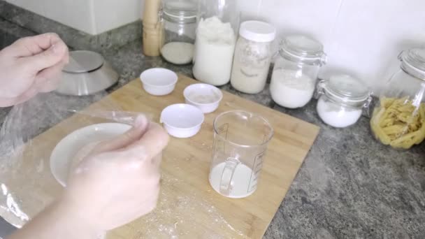 Неузнаваемый Человек Покрывает Хлебное Тесто Прозрачной Пленкой Поднялось Концепция Домашнего — стоковое видео