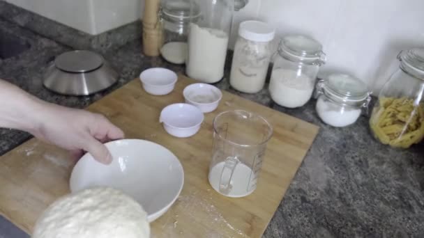 Неузнаваемый Человек Кладёт Хлебное Тесто Миску Поднялось Концепция Домашнего Хлеба — стоковое видео