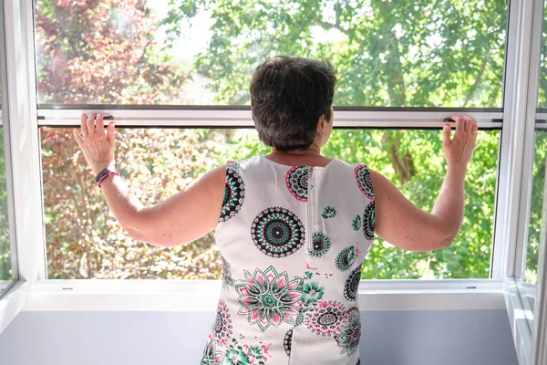 Vrouw Sluit Het Insectenscherm Muggenbeet Bescherming Concept — Stockfoto