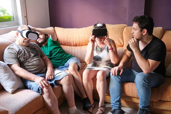 Famiglia Che Gioca Con Occhiali Virtuali Realtà Nuova Generazione Concetto — Foto Stock