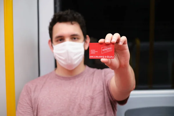スペインのマドリード 2020年6月28日 マドリードの公共交通機関カードを示すマスクをした若い白人男性 マドリード地下 新常態 — ストック写真