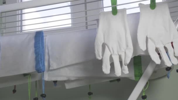 Persona Irreconocible Colgando Guantes Reutilizables Enmascarar Después Lavarlos Coronavirus Concepto — Vídeos de Stock