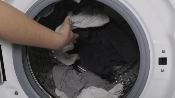 Onherkenbaar Persoon Die Handschoenen Medisch Masker Een Wasmachine Stopt Nieuw — Stockvideo