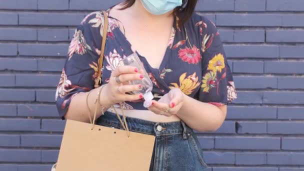 年轻的高加索女人在手上涂清洁剂凝胶 Coronavirus预防概念 — 图库视频影像