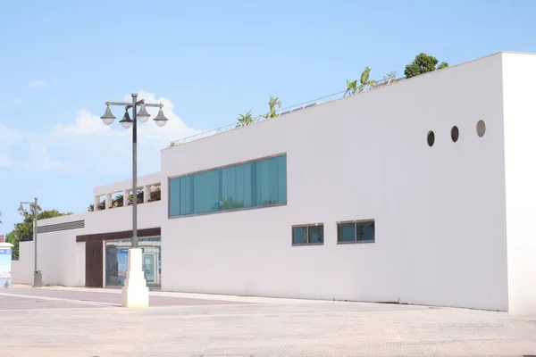 Edifício Moderno Com Janelas Azuis Fachada Branca Valência Espanha — Fotografia de Stock