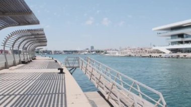 Valencia limanı modern binalar klibi. Valencia, İspanya.