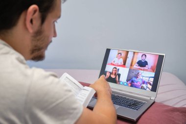 Farklı yaşlarda bir grup insana online konferans veren bir adam. Çevrimiçi öğretim ve çeşitlilik kavramı.