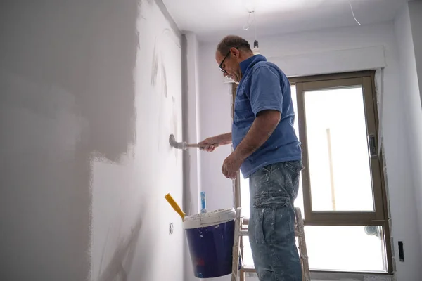 Verdadero Pintor Casa Ancianos Pie Escalera Pintando Una Pared Gris —  Fotos de Stock